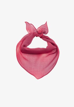 Różowy lekki szal z tkaniny, złożony i związany luźnym węzłem, ukazujący miękką, półprzezroczystą fakturę i trójkątny kształt.