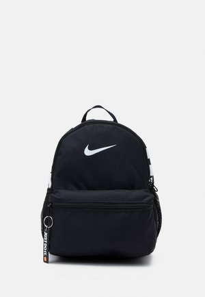 Sac à dos Nike noir en forme arrondie, avec un grand compartiment, une poche zippée à l'avant et des accents de logo blancs. Conçu avec une poignée supérieure.