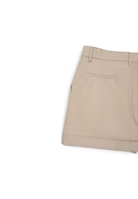 Shorts beiges en tissu en coton mélangé. Caractéristiques : taille plate, deux poches latérales et une poche arrière unique avec un détail cousu.