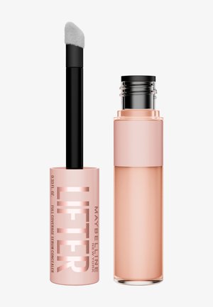 Concealer sérum Maybelline Lifter dans un tube cylindrique rose avec un applicateur noir et un embout rond transparent, affichant un texte en gras.