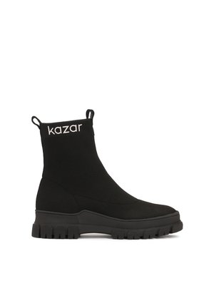 Bottine chaussette noire montant à la cheville avec semelle épaisse et logo "kazar" sur le dessus, avec languettes à l'avant et à l'arrière.