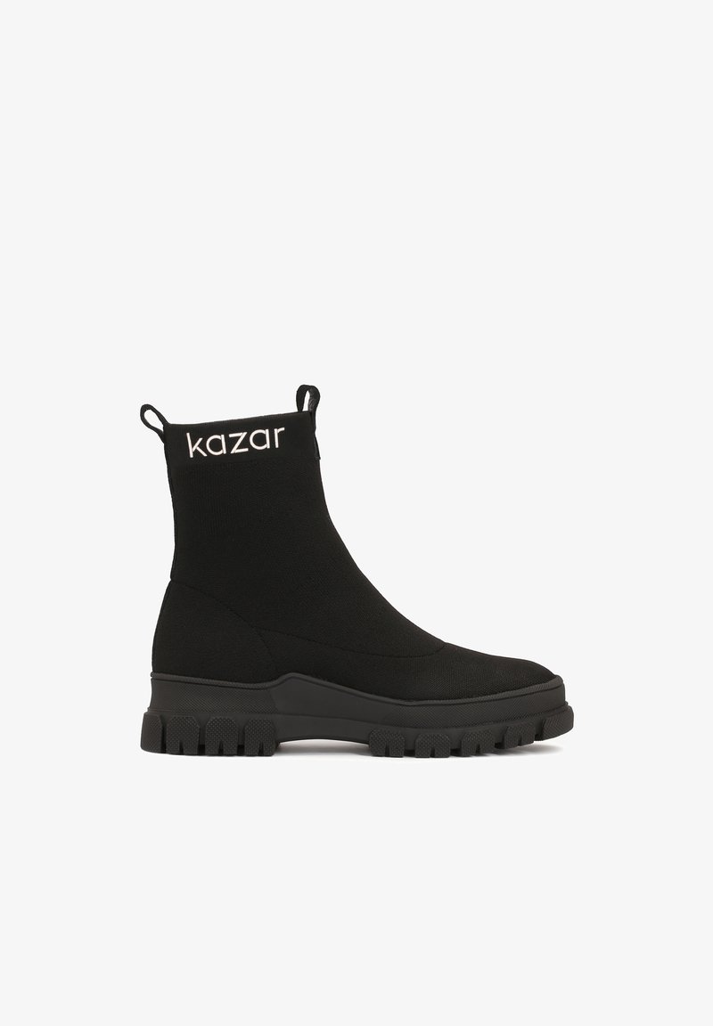 Bottine chaussette noire montant à la cheville avec semelle épaisse et logo "kazar" sur le dessus, avec languettes à l'avant et à l'arrière.