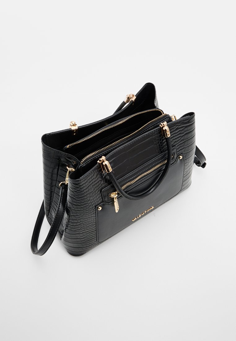 Schwarze strukturierte Lederhandtasche mit goldfarbenen Beschlägen, mehreren Reißverschlussfächern und einer Fronttasche mit Markendetail.