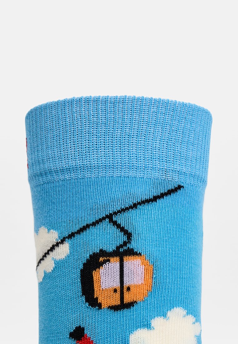 Helles blaues Socke mit geripptem Bündchen, das ein Cartoon-Motiv einer Seilbahn und Wolken in kontrastierenden Farben aufweist.