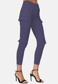 Paarse cargobroek met een slim fit, voorzien van zijzakken en een manchettenzoom. Gemaakt van een soepel stof, in combinatie met zwarte bandjeshakken.