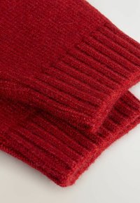 Écharpe tricotée rouge avec une texture en côtes, en matériau en laine douce et bords finis, offrant chaleur et confort.