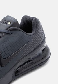 Μαύρο αθλητικό παπούτσι Nike Air Max με υφασμάτινο επάνω μέρος, ορατή αερόσολα και επενδεδυμένο κολάρο για στήριξη του αστραγάλου.