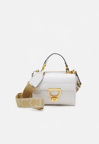 Λευκή δερμάτινη τσάντα με δομημένο σχεδιασμό, χρυσά μεταλλικά στοιχεία και αποσπώμενο μπεζ λουράκι με μοτίβο λογότυπου. Διαθέτει επάνω χερούλι.
