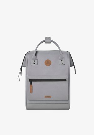 Grau gefärbter Stoffrucksack mit rechteckiger Form, Lederakzenten, einer vorderen Reißverschlusstasche und einem oberen Griff für bequemen Transport.