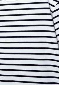 Baumwoll-T-Shirt mit horizontalen schwarzen Streifen auf weißem Hintergrund, runder Ausschnitt und weicher, glatter Textur.