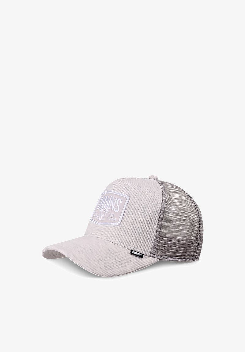 Gorra snapback gris claro con frente de tela texturizada y parte trasera de malla, que presenta un parche de logo bordado en blanco y visera curva.
