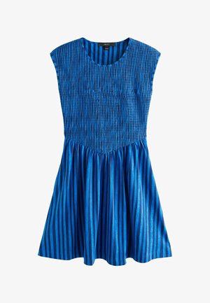 Robe bleue sans manches avec des rayures verticales bleu foncé, un corsage froncé, un col rond et une jupe évasée.