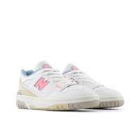 Baskets en cuir blanc avec une finition texturée, accents bleus, logo rose et semelle en caoutchouc présentant un motif pour une meilleure adhérence.