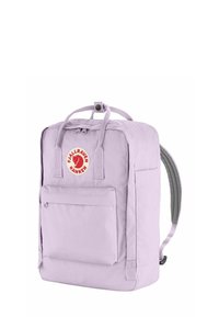 Lila backpack met een rechthoekige vorm, voorzien van een voorvak en een rood rond logo, gemaakt van duurzaam materiaal met schouderbanden.