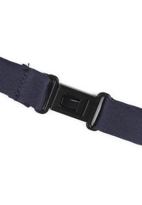 Ιμάντας πλεγμένος σε ναυτικό μπλε με μαύρη πλαστική αγκράφα και ρυθμιζόμενο μήκος. Υφασμάτινη υφή και ανθεκτικά εξαρτήματα για ασφαλές κλείσιμο.