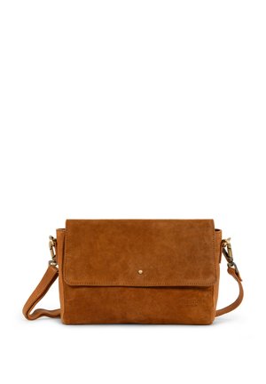 Braune Wildleder-Crossbody-Tasche mit einem Klappenverschluss, Messingbeschlägen und einem abnehmbaren Riemen. Verfügt über eine glatte Textur und eine minimale Markenkennzeichnung.