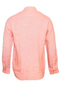 Světle růžová košile s dlouhým rukávem vyrobená z texturované lněné tkaniny, s klasickým límečkem a knoflíkovými manžetami. Pohled zezadu.