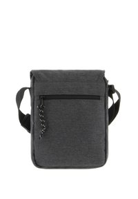 Bolso cruzado de tela gris con un bolsillo delantero con cremallera, correa ajustable y solapa reforzada. Presenta acentos texturizados en negro.