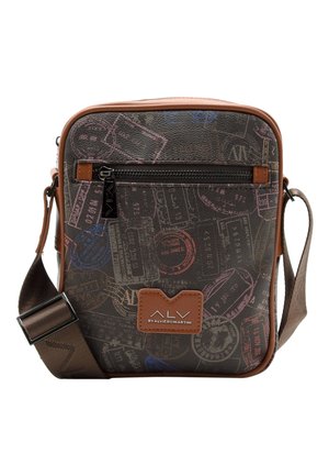 Mała prostokątna brązowa torba na pasku, z regulowanym paskiem, przednią kieszenią na zamek oraz nadrukiem o tematyce podróżniczej i naszywką z logo marki.