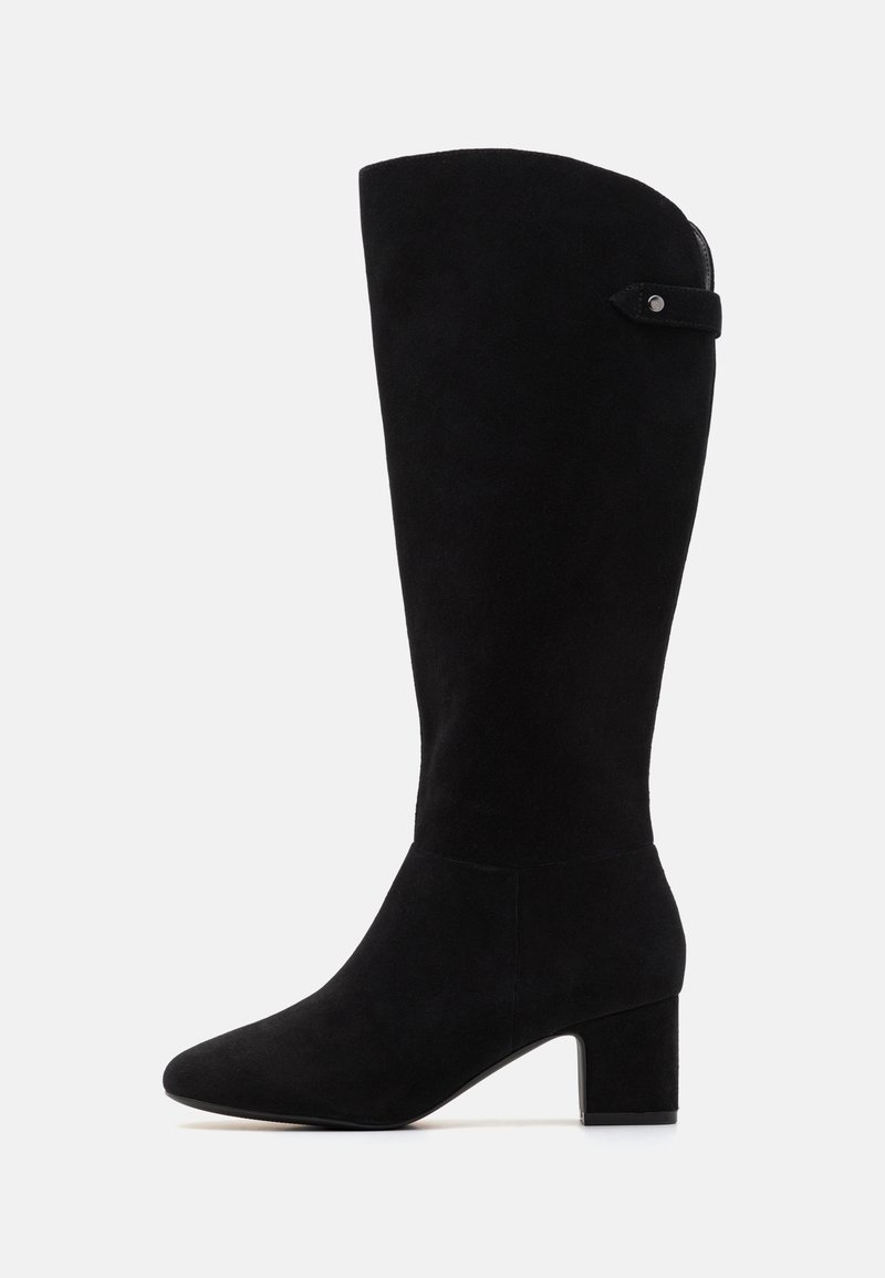 Botas de camurça pretas até ao joelho com ponta fina e salto bloco. Apresentam uma textura suave e um design simples, com um detalhe de tira lateral.