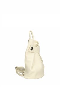 Mochila de cuero color crema con asa superior, correas ajustables y solapa frontal asegurada con un cierre giratorio metálico redondo.