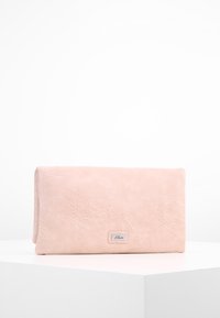 Pochette portefeuille rose clair en similicuir texturé, avec une étiquette logo argentée et une forme rectangulaire.