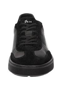 Schwarze Sneaker aus einer Kombination von Leder und Wildleder, mit runder Zehenpartie und strukturiertem Gummi-Boden mit kontrastierenden weißen Akzenten.