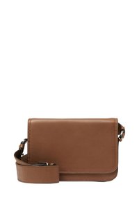Brun läder crossbody-väska med en slät yta, klaffstängning och en avtagbar rem. Utrustad med snyggt sömnad och metallisk detalj.