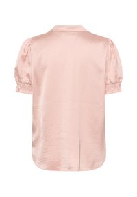 Vue de dos d'un chemisier en satin rose pâle avec des manches courtes bouffantes et un col classique.