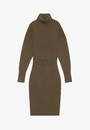 Robe en tricot à col roulé de couleur vert olive. Présente une texture côtelée, une silhouette ajustée et des manches longues, avec un détail à la taille pour la structure.