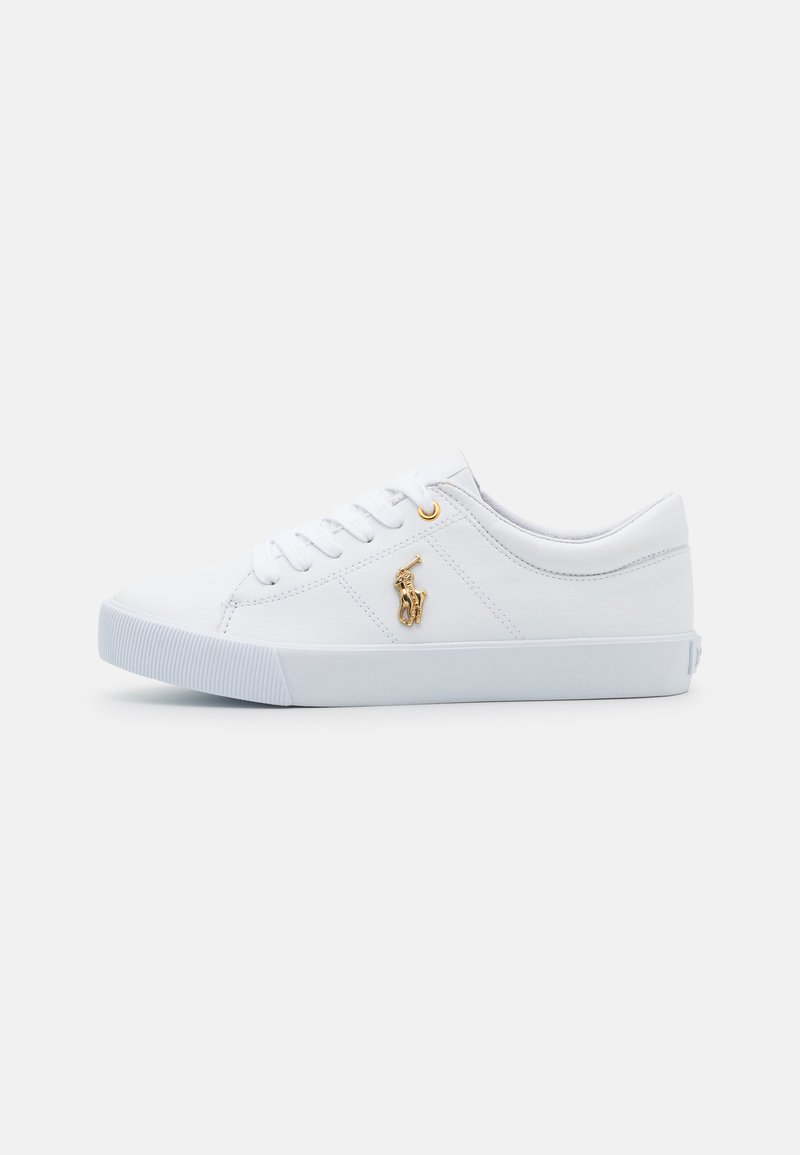 Sneakers bianchi basse realizzate in materiale sintetico, con suola in gomma texturizzata e un accento del logo dorato sul lato.