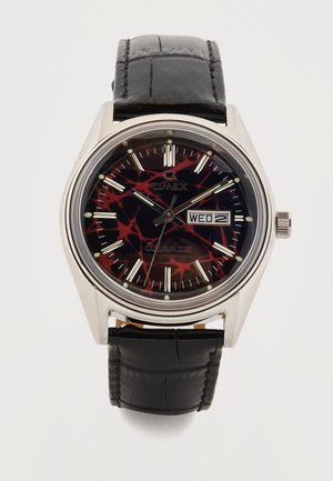 Orologio da polso Timex con quadrante marmorizzato nero e rosso, indici delle ore argentati, visualizzazione giorno-data, cassa in argento e cinturino in pelle nera.