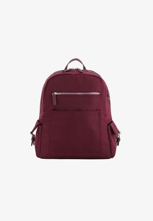 Bordeaux rygsæk lavet af glat materiale med en rund top, lynlåslomme foran, sidelommer og justerbare stropper.
