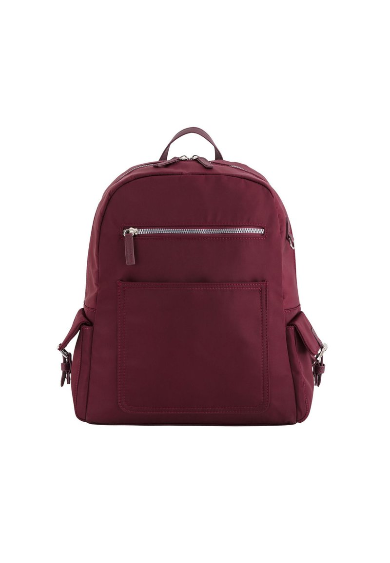 Mochila burdeos hecha de material suave con una parte superior redondeada, bolsillo frontal con cremallera, bolsillos laterales y correas ajustables.