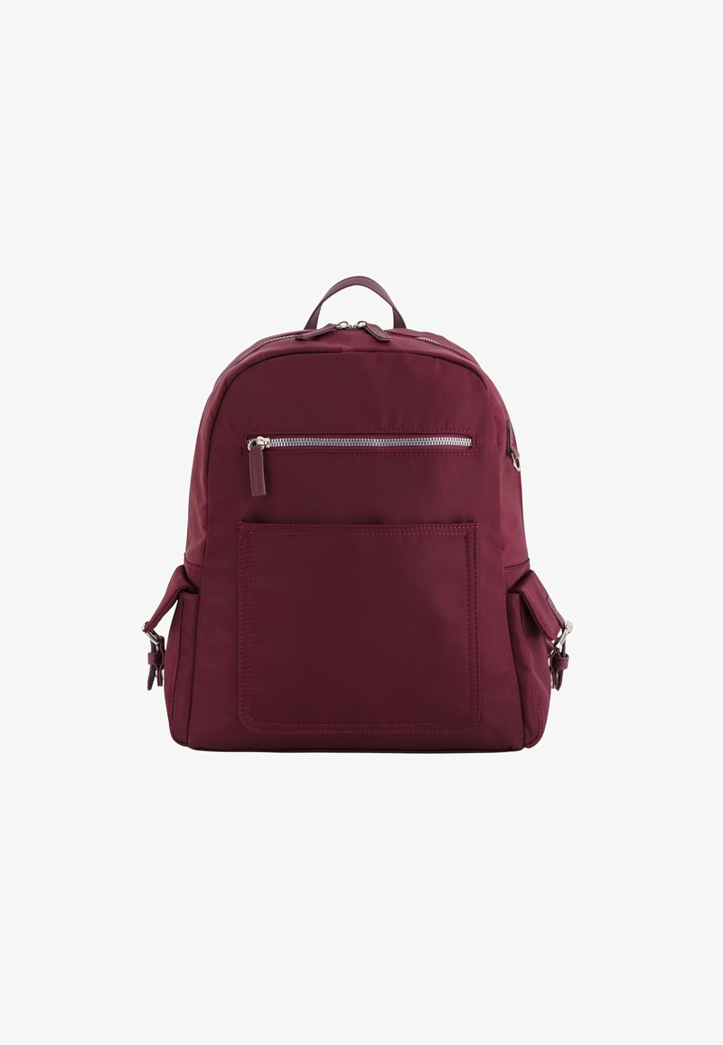 Mochila burdeos hecha de material suave con una parte superior redondeada, bolsillo frontal con cremallera, bolsillos laterales y correas ajustables.