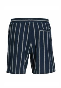 Mørkeblå shorts med lodrette hvide striber, elastisk taljebånd og enkelt baglomme med vandret stribedetalje.