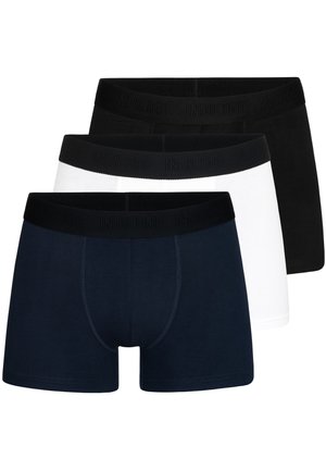 Trois paires de boxers pour hommes empilées, en noir, blanc et bleu marine, chacune avec une ceinture élastique noire.