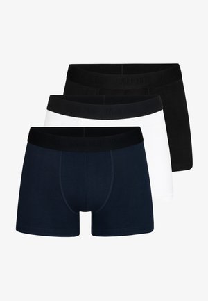 Trois paires de boxers pour hommes empilées, en noir, blanc et bleu marine, chacune avec une ceinture élastique noire.