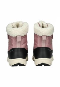 Růžové voděodolné boty s měkkým bílým beránkem na límci, černou gumovou spodní částí, pevnou podrážkou a zadním poutkem pro snadné obouvání.