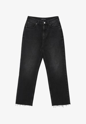 Jean en denim noir avec une taille haute, une coupe évasée et des ourlets effilochés. Le tissu a un léger éclat et des détails de couture minimaux.