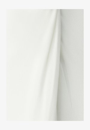 Tejido blanco con una superficie texturizada, mostrando suaves pliegues y caídas. El material parece ligero y suave.