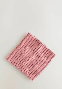 Roze gebreide kraag met een geribbelde textuur, voorzien van golvende patronen. Gemaakt van zachte garen, heeft het een gelijkmatige, constante vorm.
