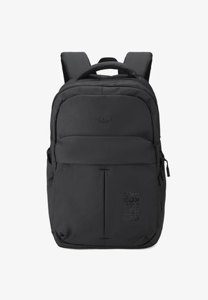 Zwarte Aoking-rugzak met gewatteerde banden, meerdere met rits afsluitbare vakken en merknaam zichtbaar op het voorvak.