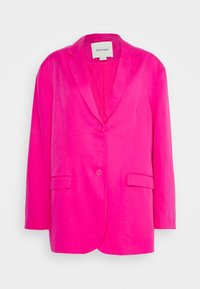 Světlý růžový blejzr vyrobený z hladké látky, s klopovým límcem, jednobodovým zapínáním a dvěma předními kapsami.