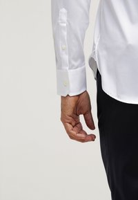 Boggi Milano CUSTOM FIT - Formálna košeľa - white