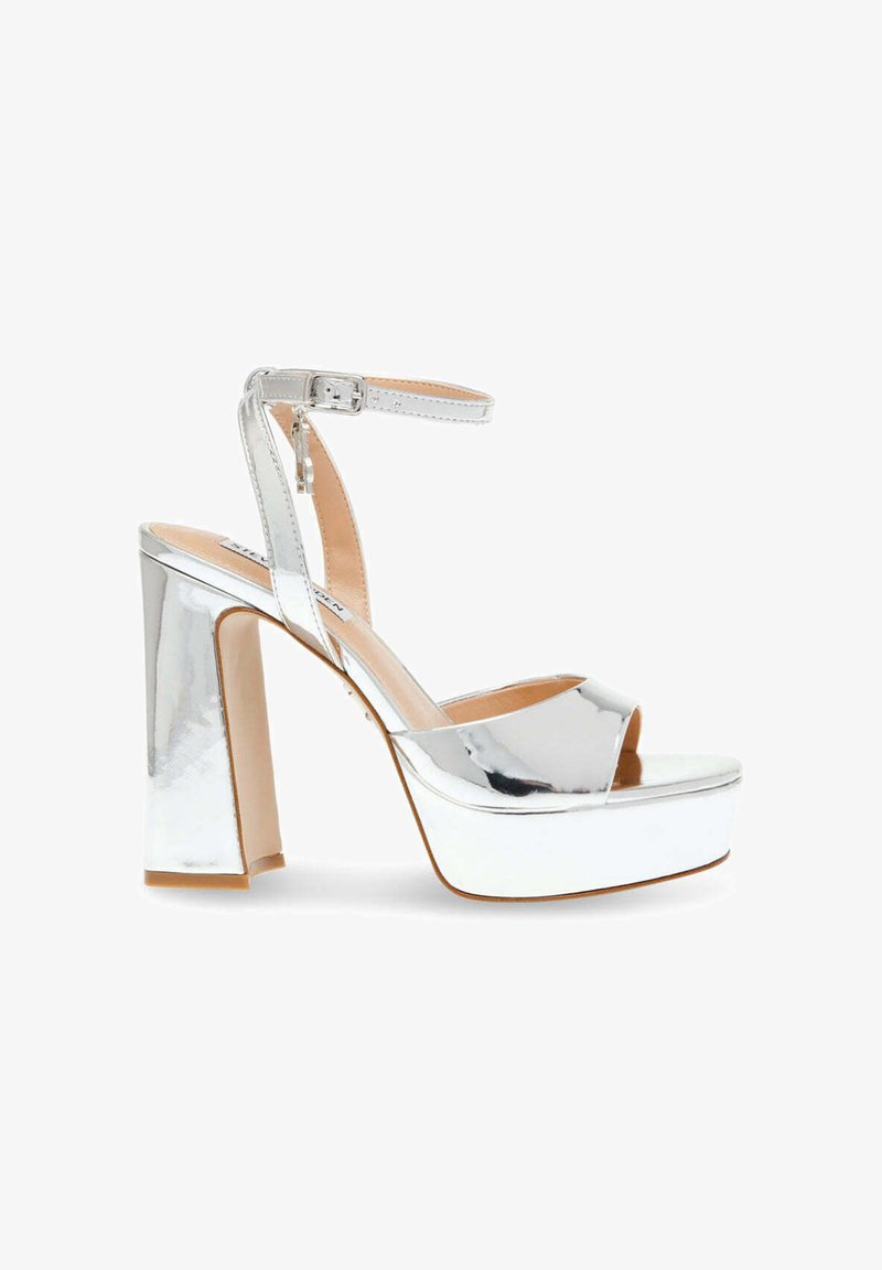 Zilveren metallic platform sandalen met een dikke blokhak, open teen en verstelbare enkelband. Glad oppervlak en minimalistisch ontwerp.