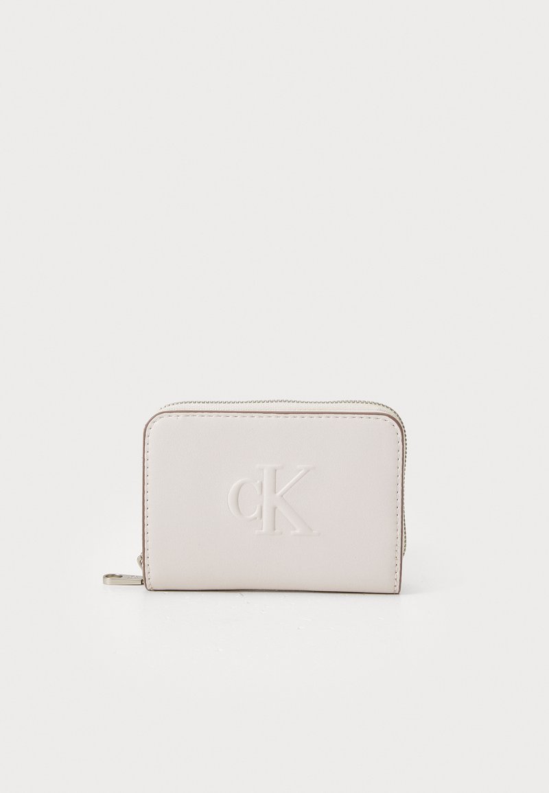 Portafoglio Calvin Klein, in pelle bianca, forma rettangolare, logo impressionato, chiusura con zip, texture liscia, design minimalista, senza motivi visibili.