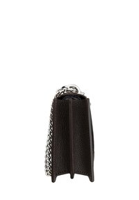 Sac à main en cuir marron avec une finition texturée, doté d'une anse en chaîne argentée et d'un design structuré avec deux compartiments sur les côtés.