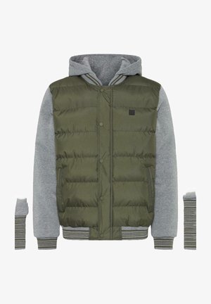 Giacca a vento verde con maniche e cappuccio in jersey grigio. Dotata di polsini e vita a costine a righe. Include bottoni a scatto e tasche frontali.