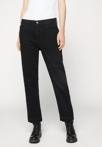 Jeans de mezclilla negra con un diseño de pierna recta, que cuentan con un cierre de botón, bolsillos frontales y acabados sin rematar en los puños.
